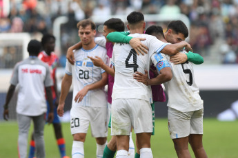 Santiago del Estero, Argentina.- En las fotos tomadas el 1 de junio del 2023, durante el partido entre Uruguay y Gambia por los octavos de final del Mundial Sub-20 en el estadio Madre de Ciudades en Santiago del Estero (norte). Uruguay venció a Gambia por 1 a 0 con el gol de Anderson Duarte (65) y avanzó a los cuartos de final del certamen ecuménico, donde afrontará un duelo frente a Estados Unidos.