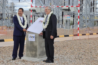 Yacuiba, Bolivia.- En las fotos tomadas el 1 de junio del 2023, el Presidente de Bolivia, Luis Arce (izquierda), se reunió con su homólogo de Argentina, Alberto Fernández (derecha), para realizar la entrega del electroducto Juana Azurduy de Padilla, el primer proyecto eléctrico entre ambos países. La planta contiene dos subestaciones: una en la localidad de Yaguacua, Bolivia, y otra en la ciudad de Tartagal, Argentina y fue impulsada a partir del Memorándum de Entendimiento para el Intercambio de Energía Eléctrica entre Argentina y Bolivia, con una potencia de 132 kilovatios y 110 kilómetros de longitud.