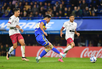 Buenos Aires, Argentina.- En las fotos tomadas el 29 de junio del 2023, durante el partido entre Boca Juniors y Monagas en un partido correspondiente a la fecha 6 del Grupo F de la Copa Libertadores en el estadio la Bombonera. Boca Juniors derrotó 4-0 a Monagas y se quedó con el primer puesto del Grupo F de la Copa Libertadores a la espera de conocer a su rival para los octavos de final del certamen continental. Marcelo Weigandt, Valentín Barco y Luis Vázquez, en dos oportunidades, marcaron los tantos del equipo que conduce Jorge Almirón.