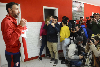 Santa Fe, Argentina.- En las fotos tomadas el 28 de junio del 2023, Kily González fue presentado en el predio tatengue de ''Casasol'', como el nuevo director técnico de Unión de Santa Fe. Esta será la segunda experiencia del Kily como DT, tras su etapa en Rosario Central entre 2020 y 2022.