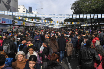 Buenos Aires, Argentina.- En las fotos tomadas el 19 de junio del 2023, representantes de 23 provincias y la Ciudad Autónoma de Buenos Aires compitieron en la quinta edición del Campeonato Federal del Asado para definir al mejor parrillero o parrillera del país, donde la prueba consistió en cocinar bondiola, riñón y un plato característico de la región de cada asador. El vencedor fue Héctor Germán Caballero, un maestro de las parrillas que nació hace 32 años en la localidad de Clorinda, provincia de Formosa.