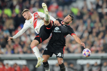 Buenos Aires, Argentina.- En las fotos tomadas el 22 de junio del 2023, durante el partido entre River Plate e Instituto en el Estadio Monumental. River Plate derrotó 3-1 a Instituto y estiró su diferencia a 10 puntos sobre su escolta, Talleres, que tiene un partido menos. Goles de Nicolás De La Cruz, Nacho Fernández y Lucas Beltrán para el conjunto de Martín Demichelis.