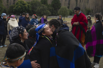 Rio Negro, Argentina.- In the photos taken on June 20, 2023, Mapuche communities celebrated Wiñoy Tripantu (New Year) on the winter solstice. For the indigenous peoples of South America, the winter solstice represents the arrival of a new life cycle of Mother Earth. According to their beliefs, sunlight will last approximately nine hours, so the shortest day of the year and, therefore, the longest night begins a new cycle of nature and the beginning of winter.