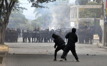 Jujuy, Argentina.- En las fotos tomadas el 20 de junio del 2023, varias decenas de personas resultaron heridas, una de ellas de gravedad, en fuertes enfrentamientos entre manifestantes y policías en Jujuy, en el noroeste de Argentina. Los altercados se dieron mientras la legislatura provincial instauraba una nueva Constitución que penaliza algunas formas de protesta.