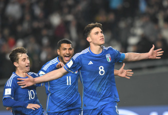 La Plata, Argentina.- En las fotos tomadas el 31 de mayo del 2023, Inglaterra se enfrenta a su par de Italia en el estadio Diego Armando Maradona de la capital bonaerense de La Plata, por los octavos de final del Mundial de la categoría Argentina 2023. Italia venció 2-1 a Inglaterra y se clasificó a los cuartos de final del Mundial Sub 20 y será nuevo rival de Colombia. Los goles fueron marcados por Tommaso Baldanzi y Cesare Casadei para la Scuadra Azzurra, y Alfie Devine para los Tres Leones.