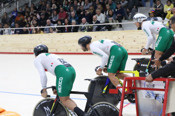 San Juan, Argentina.- En las fotos tomadas el 15 de junio del 2023, deportistas compiten en el Panamericano de Ciclismo en Pista en el nuevo Velódromo Vicente Alejo Chancay, de Pocito, que fue habilitado para el desarrollo de la competencia en la que participan 190 corredores de 19 países. 6.000 aficionados presencian las competencias femeninas y masculinas que se desarrollan sobre su pista de madera.