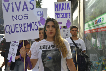 Buenos Aires, Argentina.- En las fotos tomadas el 3 de junio del 2023, una multitud se concentró frente al Congreso en Buenos Aires, al grito de 'ni una menos'. El asesinato de una joven a manos de un compañero de oficina que la acosaba enmarcó este sábado la octava marcha anual contra la violencia de género en Argentina donde en 2022 se registraron 252 femicidios, según la Corte Suprema de Justicia. La convocatoria, Ni una menos además hizo hincapié en las desigualdades económicas que sufren las mujeres.