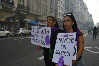 Buenos Aires, Argentina.- En las fotos tomadas el 3 de junio del 2023, una multitud se concentró frente al Congreso en Buenos Aires, al grito de 'ni una menos'. El asesinato de una joven a manos de un compañero de oficina que la acosaba enmarcó este sábado la octava marcha anual contra la violencia de género en Argentina donde en 2022 se registraron 252 femicidios, según la Corte Suprema de Justicia. La convocatoria, Ni una menos además hizo hincapié en las desigualdades económicas que sufren las mujeres.