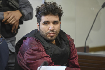 Buenos Aires, Argentina.- En las fotos tomadas el 15 de junio del 2023, Fernando André Sabag Montiel (foto) y Brenda Uliarte, los dos acusados por el intento de asesinato de la Vicepresidenta Cristina Kirchne, durante el juicio oral en el que fueron condenados a un año de prisión en suspenso como coautores del delito de tenencia ilegítima de un Documento Nacional de Identidad (DNI) ajeno, que fue hallado durante los allanamientos que se realizaron en marco de la investigación por el atentado a Cristina Fernández de Kirchner.