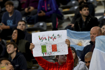 La Plata, Argentina.- En las fotos tomadas el 31 de mayo del 2023, Inglaterra se enfrenta a su par de Italia en el estadio Diego Armando Maradona de la capital bonaerense de La Plata, por los octavos de final del Mundial de la categoría Argentina 2023. Italia venció 2-1 a Inglaterra y se clasificó a los cuartos de final del Mundial Sub 20 y será nuevo rival de Colombia. Los goles fueron marcados por Tommaso Baldanzi y Cesare Casadei para la Scuadra Azzurra, y Alfie Devine para los Tres Leones.