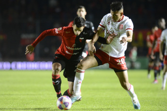 Santa Fe, Argentina.- En las fotos tomadas el 13 de junio del 2023, durante el partido entre Colón y Estudiantes en un partido de la jornada 20 de la Liga Profesional Argentina, en el Estadio Brigadier Gral. Estanislao López. Colón venció por 1-0 a Estudiantes como local, con gol de Facundo Garcés, a los 34 minutos. En la próxima fecha, Estudiantes se medirá con San Lorenzo, mientras que Colón tendrá como rival a Rosario Central.