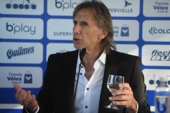 Buenos Aires, Argentina.- En las fotos tomadas el 5 de junio del 2023, Ricardo Gareca se despidió de Vélez Sarsfield tras un segundo ciclo en donde las cosas no salieron bien para el ex entrenador de la Selección peruana. "No pude mejorar a Vélez y soy responsable. Me costó encontrarle la vuelta al equipo" , dijo el ‘Tigre’ en una rueda de prensa.