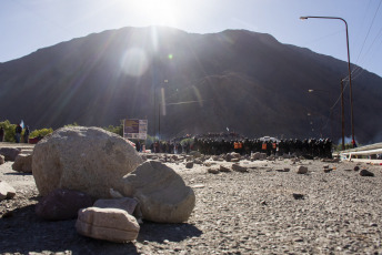 Jujuy, Argentina.- En las fotos tomadas el 18 de junio del 2023, durante las protestas y cortes de ruta en Jujuy, Argentina, contra la reforma de la Constitución. Las protestas en el distrito del norte argentino, fueron encabezadas por comunidades originarias, gremios y partidos políticos que rechazaron tanto el contenido como el tratamiento brindado por los convencionales constituyentes jujeños.