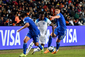 La Plata, Argentina.- En las fotos tomadas el 31 de mayo del 2023, Inglaterra se enfrenta a su par de Italia en el estadio Diego Armando Maradona de la capital bonaerense de La Plata, por los octavos de final del Mundial de la categoría Argentina 2023. Italia venció 2-1 a Inglaterra y se clasificó a los cuartos de final del Mundial Sub 20 y será nuevo rival de Colombia. Los goles fueron marcados por Tommaso Baldanzi y Cesare Casadei para la Scuadra Azzurra, y Alfie Devine para los Tres Leones.