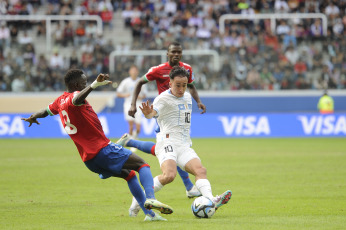 Santiago del Estero, Argentina.- En las fotos tomadas el 1 de junio del 2023, durante el partido entre Uruguay y Gambia por los octavos de final del Mundial Sub-20 en el estadio Madre de Ciudades en Santiago del Estero (norte). Uruguay venció a Gambia por 1 a 0 con el gol de Anderson Duarte (65) y avanzó a los cuartos de final del certamen ecuménico, donde afrontará un duelo frente a Estados Unidos.