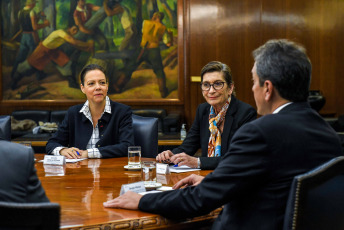 Buenos Aires, Argentina.- En las fotos tomadas el 26 de junio del 2023, el ministro de Economía, Sergio Massa (derecha), suscribió acuerdos bilaterales con tres países integrantes del Club de París, España, Francia y Suecia, para refinanciar la deuda vigente con dicho organismo, informó el Palacio de Hacienda.