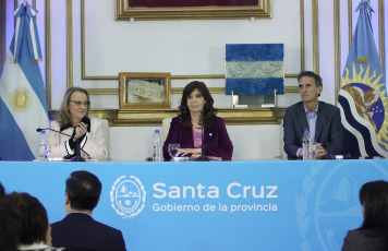 Santa Cruz, Argentina.- In the photos taken on June 15, 2023, the vice president, Cristina Kirchner (center), in a press conference during an official visit to the province of Santa Cruz. The vice president, launched harsh questions to the sector that represents the head of state for the closure of alliances, "When one has responsibility for the Government, the responsibility is that there is as little conflict as possible", in addition, she again requested a dialogue between all the forces policies to negotiate with the IMF.