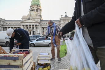 Buenos Aires, Argentina.- En las fotos tomadas el 14 de junio del 2023, organizaciones sociales entregan alimentos frente al Congreso de Buenos Aires, en medio de la situación económica que atraviesa el país. Argentina registró en mayo un incremento de los precios al consumidor de 7.8%, que lleva la inflación a 12 meses a 114.2%, informó el instituto oficial de estadísticas Indec. En lo que va del año, la inflación es de 42.2%.