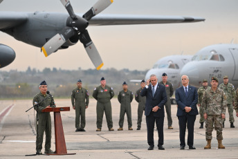 Buenos Aires, Argentina.- En las fotos tomadas el 6 de junio del 2023, el ministro de Defensa, Jorge Taiana, encabezó acto de incorporación de aeronave Hércules para la Fuerza Aérea. La aeronave, Hércules C-130H fue enviada por Estados Unidos, en el marco de un intercambio de cooperación militar que desde Washington definieron como “histórico” entre ambos países.