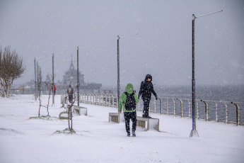 Tierra del Fuego, Argentina.- En las fotos tomadas el 13 de junio del 2023, muestra las calles tras la primera nevada del año con acumulación en el casco céntrico de las ciudades durante las últimas horas en Tierra del Fuego. Según el Servicio Meteorológico Nacional (SMN), debido a un descenso de temperatura se emitieron varias alertas por nevadas en distintas provincias de la Argentina. La región montañosa de Mendoza, Neuquén, Río Negro y Chubut experimentarán nevadas intensas con acumulaciones de nieve que podrían alcanzar entre 15 y 30 centímetros.