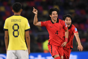 Santiago del Estero, Argentina.- En las fotos tomadas el 1 de junio del 2023, durante el partido entre Corea del Sur y Ecuador por los octavos de final de la Copa Mundial Sub-20 en el Estadio Único Madre de Ciudades, en Santiago del Estero. Corea del Sur derrotó a Ecuador por 3-2 con los goles de Lee Young-jun y Bae Jun-ho, en el primer tiempo, y de Choi Seok-hyun, a inicios del segundo tiempo. La selección surcoreana, se enfrentará a Nigeria en los cuartos de final.