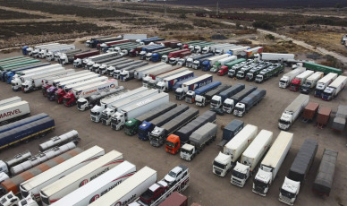 Mendoza, Argentina.- En las fotos tomadas el 27 de junio del 2023, muestra los camiones varados en Mendoza debido al cierre transitorio del Paso Internacional Cristo Redentor. La Asociación de Propietarios de Camiones de Mendoza (Aprocam), informó que hay al menos 2.000 camiones varados y se indicó que "la situación es grave" por el temporal de nieve y lluvia de la última semana que destrozó tramos de ruta del lado chileno, donde se registraron desprendimientos que dejaron grandes rocas en medio de la carretera.