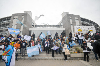 Jujuy, Argentina.- En las fotos tomadas el 28 de junio del 2023, docentes agrupados en la Asociación de Educadores Provinciales (Adep) de Jujuy, marcharon hasta la sede del ministerio de Educación local, en reclamo de paritarias y contra la reforma de la Constitución aprobada y jurada la semana pasada. En las protestas, la Policía de Jujuy, rodeó a los manifestantes que permanecían en el corte de la ruta nacional. Según el relato de los manifestantes, la situación durante el día fue tensa pues “durante la mañana nos tenían rodeados apuntando con armas" y con policías a caballo "en una situación que (hacía pensar que) ya nos reprimían".