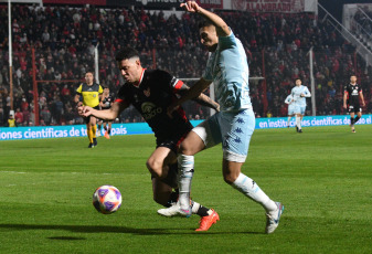 Buenos Aires, Argentina.- En las fotos tomadas el 12 de junio del 2023, durante el partido entre Instituto y Racing por la vigésima fecha de la Liga Profesional de Fútbol (LPF) en el estadio Juan Domingo Perón. Instituto, que tuvo el debut del entrenador Diego Dabove, empató contra Racing Club 1 a 1. Los locales se pusieron en ventaja en el primer tiempo con el tanto de Adrián Martínez a los 40 minutos del primer tiempo, mientras que la ‘Academia’ lo igualó con el gol del ingresado Maximiliano Moralez a los 27 del complemento.