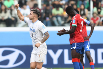 Santiago del Estero, Argentina.- En las fotos tomadas el 1 de junio del 2023, durante el partido entre Uruguay y Gambia por los octavos de final del Mundial Sub-20 en el estadio Madre de Ciudades en Santiago del Estero (norte). Uruguay venció a Gambia por 1 a 0 con el gol de Anderson Duarte (65) y avanzó a los cuartos de final del certamen ecuménico, donde afrontará un duelo frente a Estados Unidos.