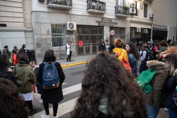 Buenos Aires, Argentina.- En las fotos tomadas el 14 de junio del 2023, trabajadores de la salud, residentes y concurrentes porteños pertenecientes a la Asamblea CABA, realizaron un nuevo plan de lucha con un paro y movilización hacia el Ministerio de Salud de la Ciudad de Buenos Aires, para denunciar la situación "crítica" del sistema de salud y exigir "salario básico de 450.000 pesos, ajuste mensual por la inflación y el pago de un haber más la cobertura por Accidentes de Riesgos del Trabajo (ART) para los concurrentes".