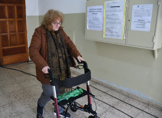 Córdoba, Argentina.- En las fotos tomadas el 25 de junio del 2023, las personas emiten su voto en los comicios locales de Córdoba y Formosa. En el preámbulo de las elecciones generales de octubre próximo, dos provincias argentinas acudieron a las urnas este domingo, Formosa y Córdoba. Con más del 90