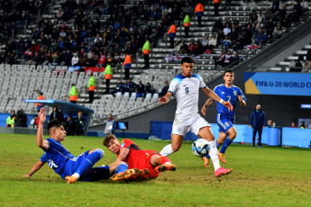 La Plata, Argentina.- En las fotos tomadas el 31 de mayo del 2023, Inglaterra se enfrenta a su par de Italia en el estadio Diego Armando Maradona de la capital bonaerense de La Plata, por los octavos de final del Mundial de la categoría Argentina 2023. Italia venció 2-1 a Inglaterra y se clasificó a los cuartos de final del Mundial Sub 20 y será nuevo rival de Colombia. Los goles fueron marcados por Tommaso Baldanzi y Cesare Casadei para la Scuadra Azzurra, y Alfie Devine para los Tres Leones.