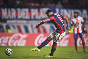 Buenos Aires, Argentina.- En las fotos tomadas el 27 de junio del 2023, durante el partido entre San Lorenzo y Estudiantes de Mérida por la sexta fecha del Grupo H de la Copa Sudamericana 2023 en el Estadio Pedro Bidegain. San Lorenzo goleó por 4-1 a Estudiantes de Mérida, y gracias al triunfo de Fortaleza ante Palestino, consiguió la clasificación a los 16avos de la competencia.