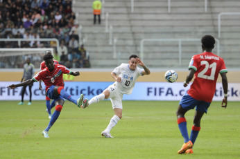 Santiago del Estero, Argentina.- En las fotos tomadas el 1 de junio del 2023, durante el partido entre Uruguay y Gambia por los octavos de final del Mundial Sub-20 en el estadio Madre de Ciudades en Santiago del Estero (norte). Uruguay venció a Gambia por 1 a 0 con el gol de Anderson Duarte (65) y avanzó a los cuartos de final del certamen ecuménico, donde afrontará un duelo frente a Estados Unidos.