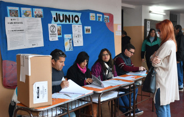 Córdoba, Argentina.- En las fotos tomadas el 25 de junio del 2023, las personas emiten su voto en los comicios locales de Córdoba y Formosa. En el preámbulo de las elecciones generales de octubre próximo, dos provincias argentinas acudieron a las urnas este domingo, Formosa y Córdoba. Con más del 90