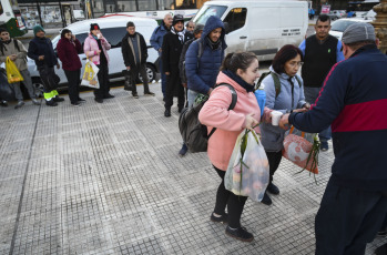 Buenos Aires, Argentina.- En las fotos tomadas el 14 de junio del 2023, organizaciones sociales entregan alimentos frente al Congreso de Buenos Aires, en medio de la situación económica que atraviesa el país. Argentina registró en mayo un incremento de los precios al consumidor de 7.8%, que lleva la inflación a 12 meses a 114.2%, informó el instituto oficial de estadísticas Indec. En lo que va del año, la inflación es de 42.2%.