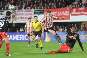 La Plata, Argentina.- En las fotos tomadas el 7 de junio del 2023, durante el partido entre Estudiantes de La Plata y Bragantino de Brasil por la Copa Sudamericana en el EstadioJorge Luis Hirschi. Estudiantes igualó 1-1 de local con Bragantino y ambos tienen 11 puntos, liderando el Grupo C del torneo. En la última fecha, Bragantino enfrentará a Tacuary y Estudiantes a Oriente Petrolero.