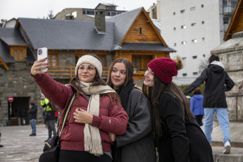 Bariloche, Argentina.- En las fotos tomadas el 18 de junio del 2023, turistas nacionales e internacionales visitan la ciudad rionegrina de San Carlos de Bariloche este fin de semana extra largo. Mendoza y Bariloche se convirtieron en dos de los destinos turísticos más elegidos. Mientras que el Gobierno mendocino reportó un 85