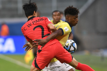 Santiago del Estero, Argentina.- En las fotos tomadas el 1 de junio del 2023, durante el partido entre Corea del Sur y Ecuador por los octavos de final de la Copa Mundial Sub-20 en el Estadio Único Madre de Ciudades, en Santiago del Estero. Corea del Sur derrotó a Ecuador por 3-2 con los goles de Lee Young-jun y Bae Jun-ho, en el primer tiempo, y de Choi Seok-hyun, a inicios del segundo tiempo. La selección surcoreana, se enfrentará a Nigeria en los cuartos de final.