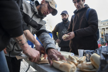 Buenos Aires, Argentina.- En las fotos tomadas el 14 de junio del 2023, organizaciones sociales entregan alimentos frente al Congreso de Buenos Aires, en medio de la situación económica que atraviesa el país. Argentina registró en mayo un incremento de los precios al consumidor de 7.8%, que lleva la inflación a 12 meses a 114.2%, informó el instituto oficial de estadísticas Indec. En lo que va del año, la inflación es de 42.2%.