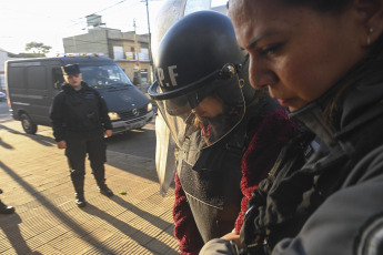 Buenos Aires, Argentina.- En las fotos tomadas el 15 de junio del 2023, Fernando André Sabag Montiel y Brenda Uliarte, los dos acusados por el intento de asesinato de la Vicepresidenta Cristina Kirchne, durante el juicio oral en el que fueron condenados a un año de prisión en suspenso como coautores del delito de tenencia ilegítima de un Documento Nacional de Identidad (DNI) ajeno, que fue hallado durante los allanamientos que se realizaron en marco de la investigación por el atentado a Cristina Fernández de Kirchner.