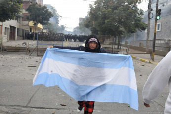 Jujuy, Argentina.- En las fotos tomadas el 20 de junio del 2023, varias decenas de personas resultaron heridas, una de ellas de gravedad, en fuertes enfrentamientos entre manifestantes y policías en Jujuy, en el noroeste de Argentina. Los altercados se dieron mientras la legislatura provincial instauraba una nueva Constitución que penaliza algunas formas de protesta.