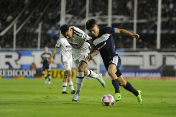 Santiago del Estero, Argentina.- En las fotos tomadas el 21 de junio del 2023, durante el partido entre Central Córdoba y Gimnasia y Esgrima La Plata en un encuentro válido por la 21ra. fecha de la Liga Profesional de Fútbol, en el estadio Alfredo Terrera, de la provincia de Santiago del Estero. Central Córdoba y Gimnasia empataron sin goles. El “Ferroviario” se encuentra en el 17mo. lugar con 25 puntos y sumó su segundo empate en fila sin goles. Gimnasia, por su parte, se ubica en la 15ta. posición con 26 puntos, y sigue sumando, ya que venía de vencer por 1 a 0 a Huracán en la fecha pasada.