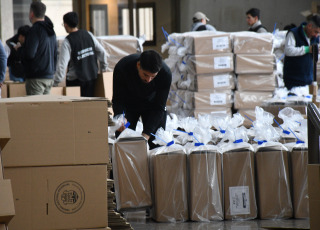 Córdoba, Argentina.- En las fotos tomadas el 20 de junio del 2023, la Justicia Electoral de Córdoba avanza en la preparación logística y diseña el operativo para el armado de urnas para las elecciones de gobernador del próximo domingo, en las que se decidirá el sucesor de Juan Schiaretti y que tiene a Martín Llaryora (Hacemos Unidos por Córdoba) y Luis Juez (Juntos por el Cambio) como favoritos. Además, se elegirán autoridades en 227 comunas y municipios, las cuales decidieron pegar sus elecciones a los comicios provinciales.