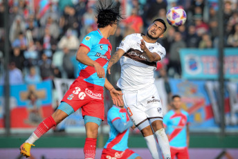 Sarandí, Argentina.- En las fotos tomadas el 25 de junio del 2023, durante el partido entre Platense y Arsenal por la jornada 21 de la Liga Profesional Argentina en el Estadio Julio Humberto Grondona. Platense venció por 2-0 a Arsenal como visitante. Para Platense los goles fueron marcados por Sasha Marcich (a los 46 minutos) y Franco Baldassarra (a los 87 minutos). En la próxima fecha, Platense se medirá con Lanús, mientras que Arsenal tendrá como rival a Vélez.