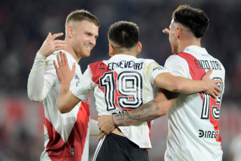 Buenos Aires, Argentina.- En las fotos tomadas el 22 de junio del 2023, durante el partido entre River Plate e Instituto en el Estadio Monumental. River Plate derrotó 3-1 a Instituto y estiró su diferencia a 10 puntos sobre su escolta, Talleres, que tiene un partido menos. Goles de Nicolás De La Cruz, Nacho Fernández y Lucas Beltrán para el conjunto de Martín Demichelis.