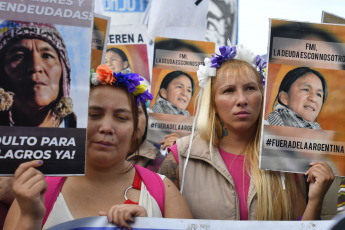 Buenos Aires, Argentina.- En las fotos tomadas el 3 de junio del 2023, una multitud se concentró frente al Congreso en Buenos Aires, al grito de 'ni una menos'. El asesinato de una joven a manos de un compañero de oficina que la acosaba enmarcó este sábado la octava marcha anual contra la violencia de género en Argentina donde en 2022 se registraron 252 femicidios, según la Corte Suprema de Justicia. La convocatoria, Ni una menos además hizo hincapié en las desigualdades económicas que sufren las mujeres.