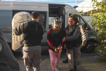 Buenos Aires, Argentina.- En las fotos tomadas el 15 de junio del 2023, Fernando André Sabag Montiel y Brenda Uliarte (centro), los dos acusados por el intento de asesinato de la Vicepresidenta Cristina Kirchne, durante el juicio oral en el que fueron condenados a un año de prisión en suspenso como coautores del delito de tenencia ilegítima de un Documento Nacional de Identidad (DNI) ajeno, que fue hallado durante los allanamientos que se realizaron en marco de la investigación por el atentado a Cristina Fernández de Kirchner.