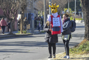 Jujuy, Argentina.- En las fotos tomadas el 14 de junio del 2023, miles de docentes, trabajadores estatales y militantes de organizaciones sociales marcharon en San Salvador de Jujuy en reclamo de una recomposición salarial y en contra de la reforma constitucional, así como por la derogación de un decreto del gobernador radical Gerardo Morales que "avanza en la criminalización de la protesta", donde autoriza la represión policial, da intervención directa a la Justicia penal y cobra multas a quienes corten calles u ocupen espacios públicos en demanda de mayores derechos.