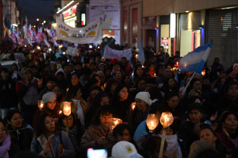 Jujuy, Argentina.- En las fotos tomadas el 21 de junio del 2023, durante la marcha de antorchas en Jujuy por la liberación de los detenidos. Tras los incidentes que se produjeron en las inmediaciones de la Legislatura de Jujuy, manifestantes exigen la liberación de las casi 70 personas que fueron detenidas durante los enfrentamientos con las fuerzas de seguridad.